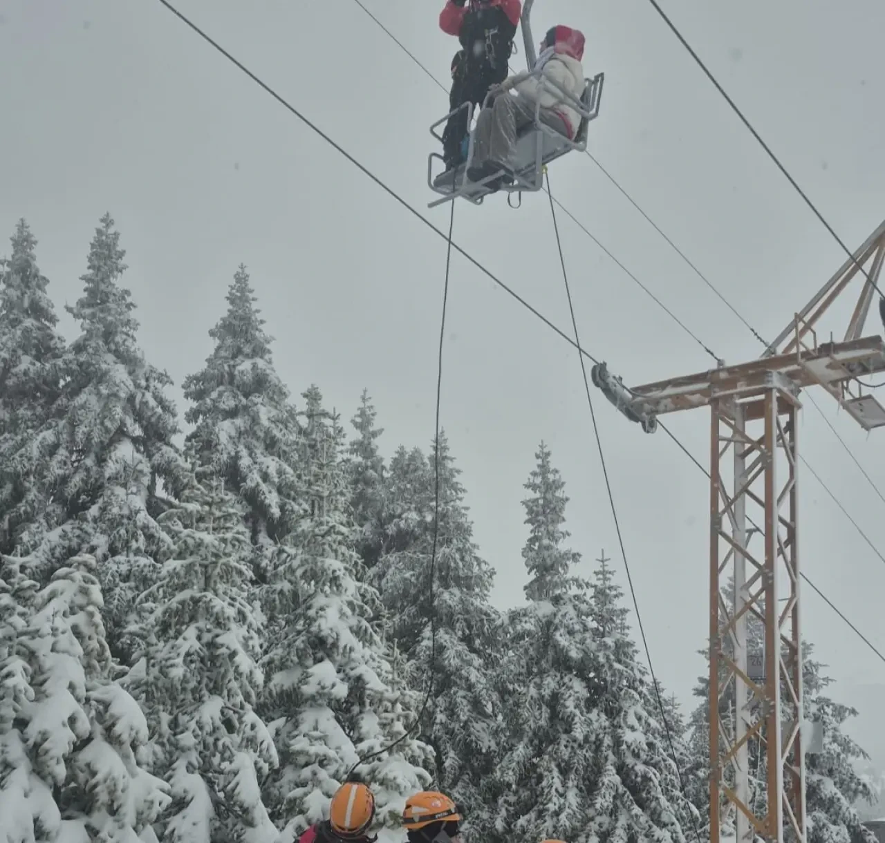 Yüksekte Mahsur Kalan 51 Kişi Kurtarıldı 2