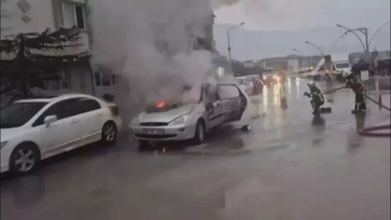 Amasya'da seyir halindeyken alev alan otomobil yandı 1