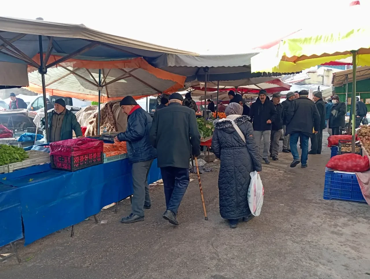 Merzifon’da Soğuk Hava Pazarı Vurdu: Tezgahlar Seyrek, Hamsi Fiyatı Yükseldi 2