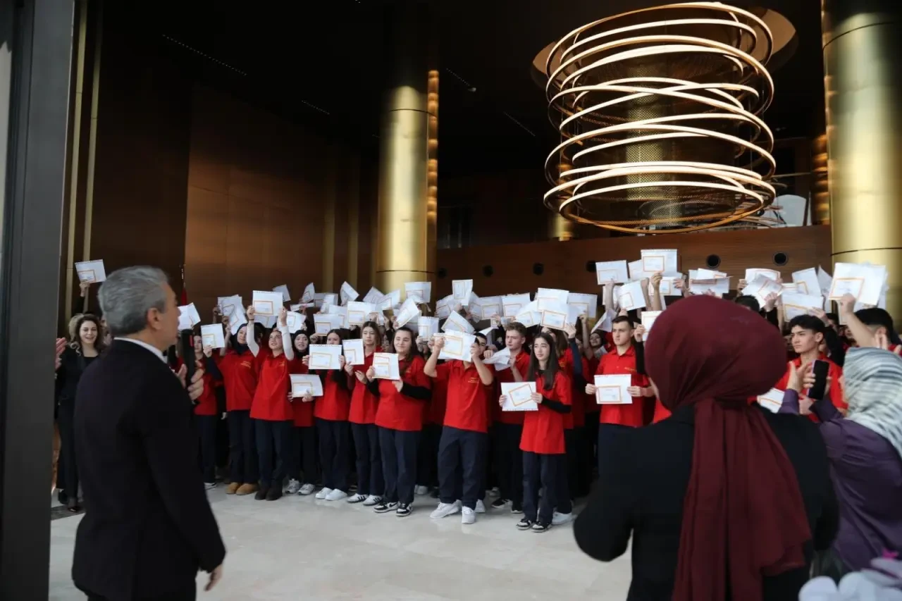 Ahlatcı Mesleki Eğitim Merkezi’nde Karne Coşkusu 2