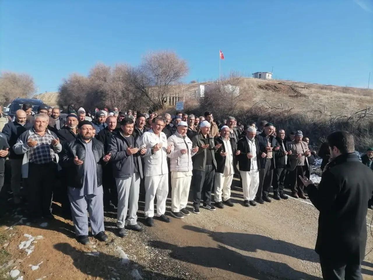 KÖYLÜLER TOPLU HALDE UMREYE GİTTİ 3