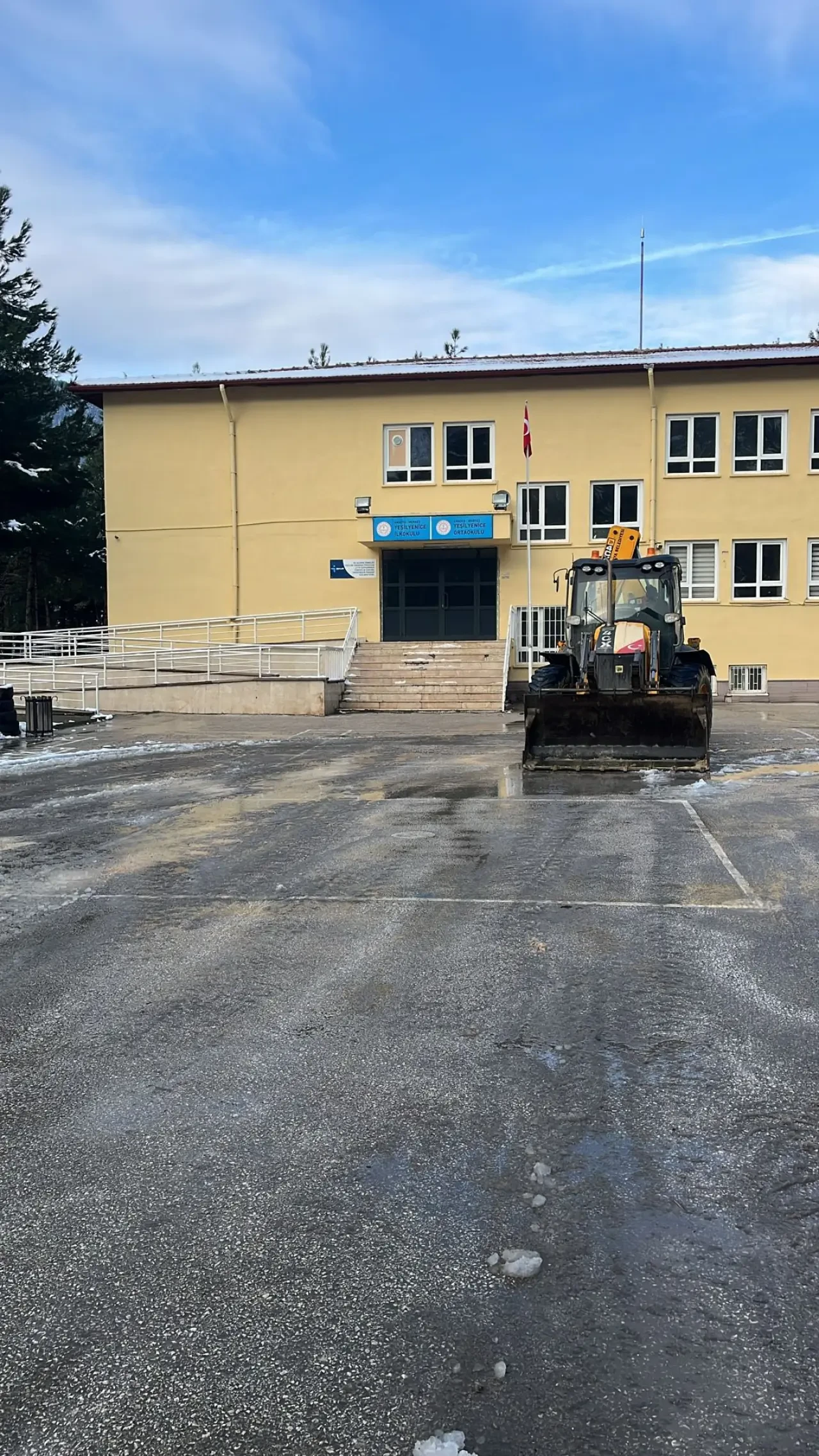 Amasya’da Okul Bahçelerinde Karla Mücadele 2