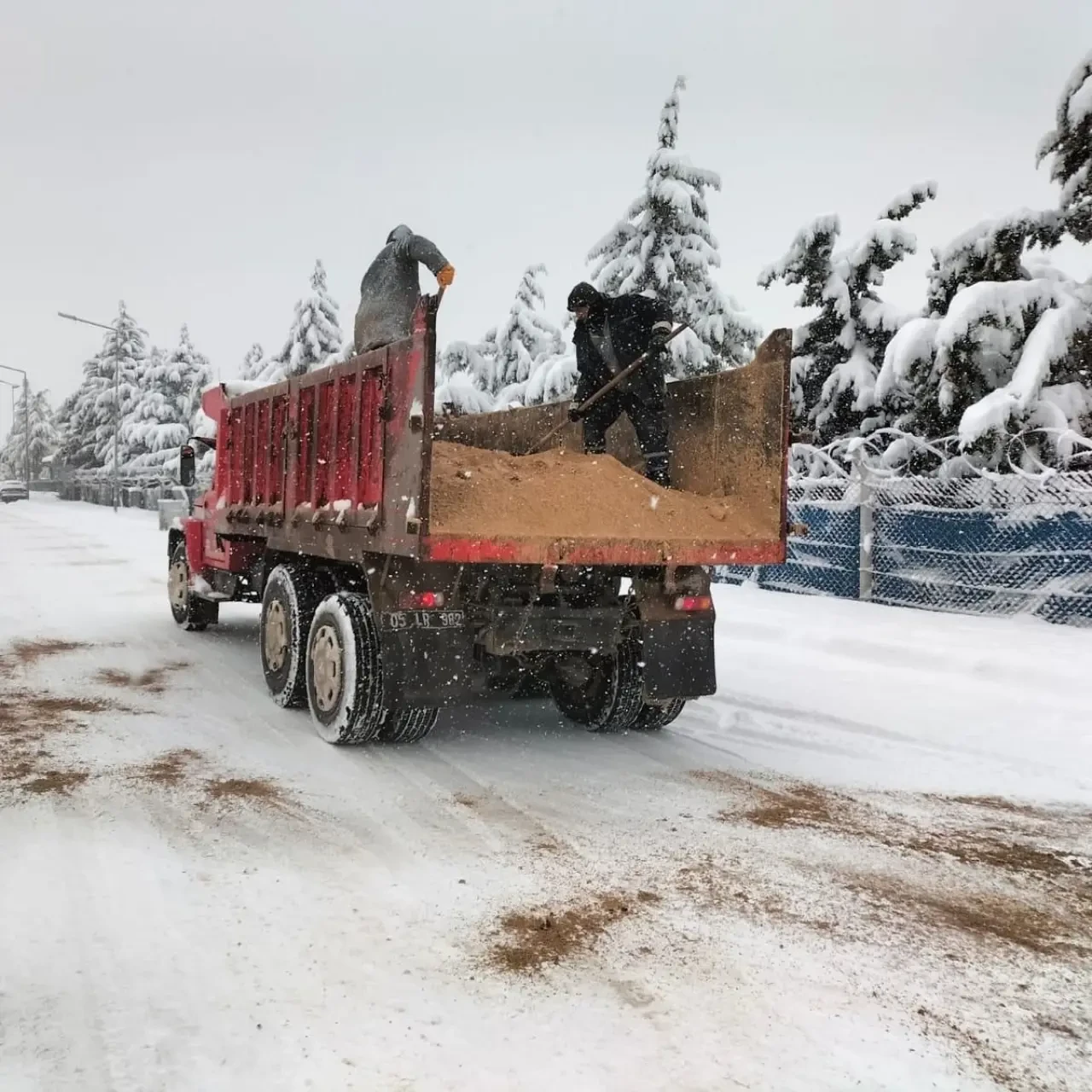 Merzifon’da Kar ve Buzla Mücadele Aralıksız Sürüyor 1