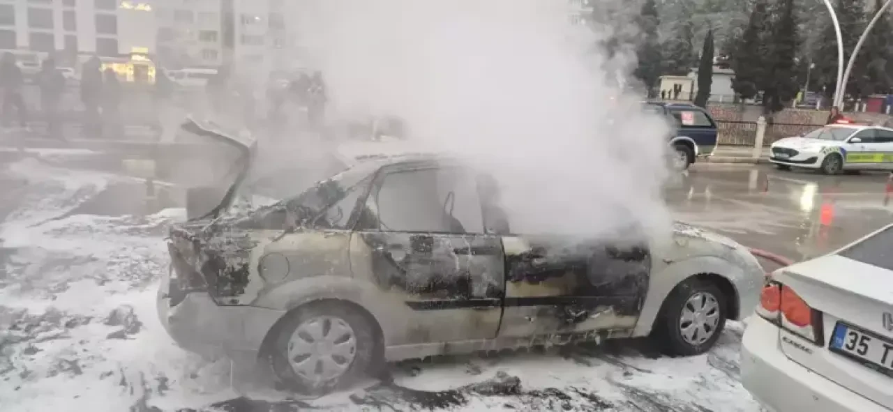 Amasya'da seyir halindeyken alev alan otomobil yandı 4