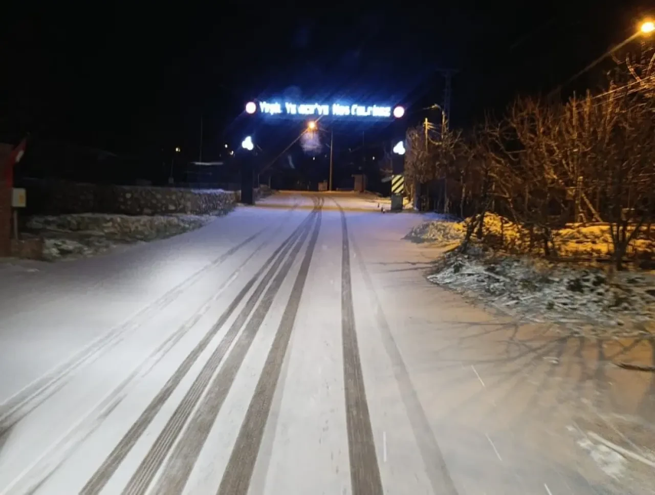 Amasya Belediyesi’nden Gece Boyu Kar Mesaisi 5