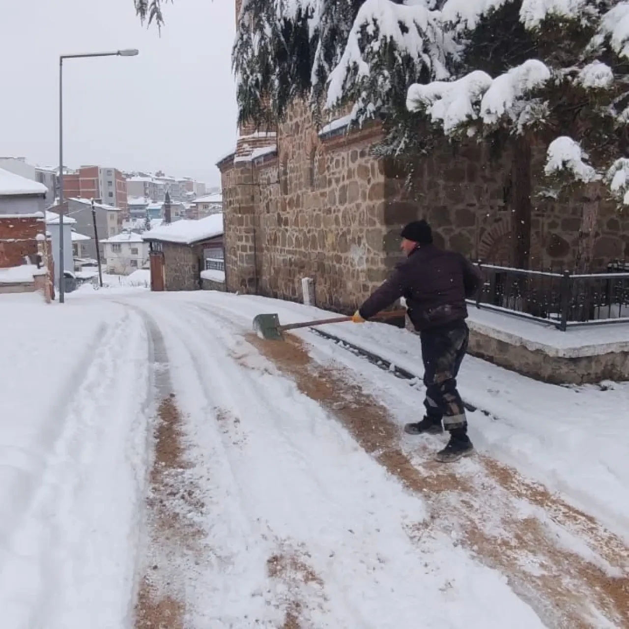 Merzifon’da Kar ve Buzla Mücadele Aralıksız Sürüyor 3