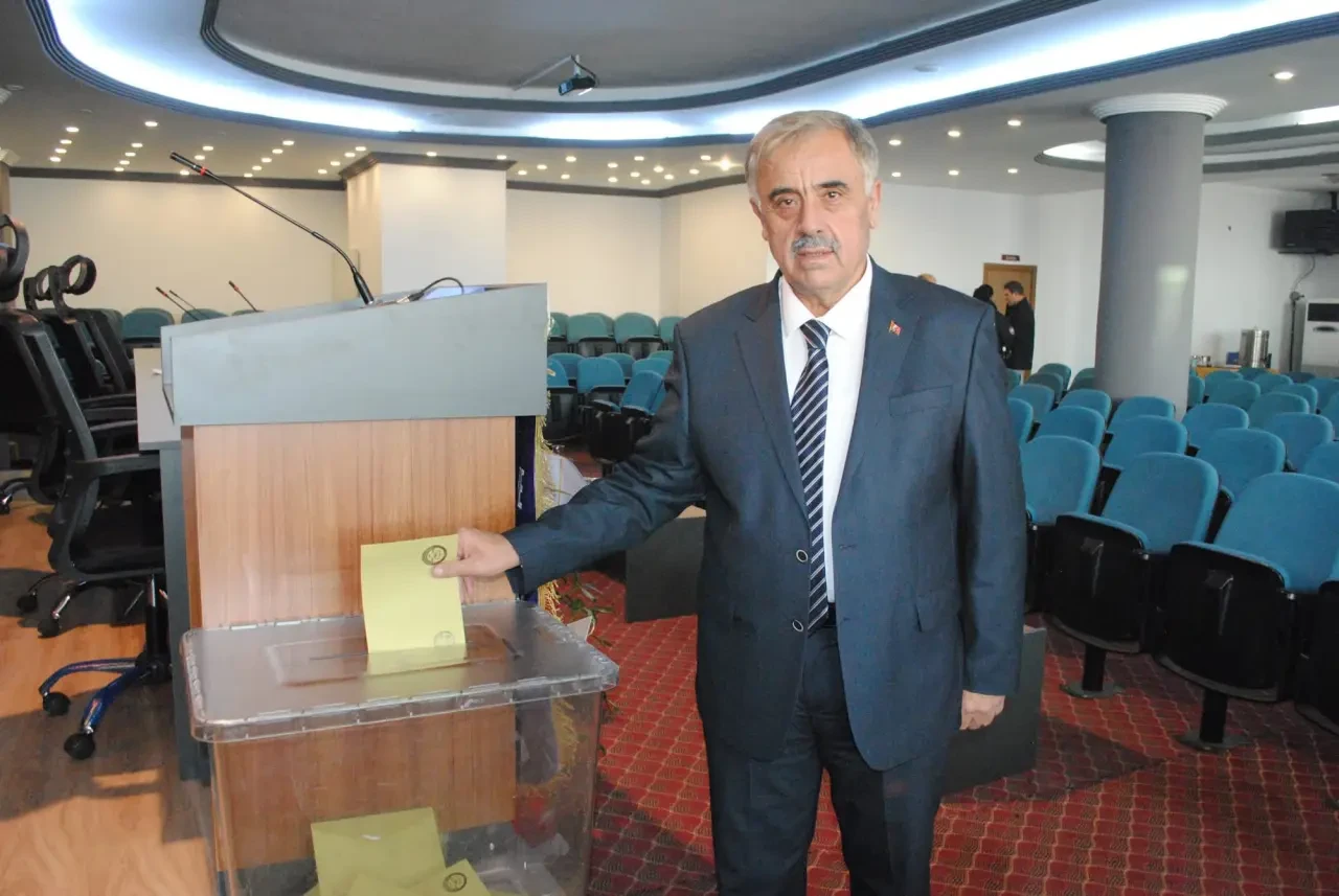 RECEP GÜR, KENDİ ODASINDA YENİDEN BAŞKAN SEÇİLDİ 3