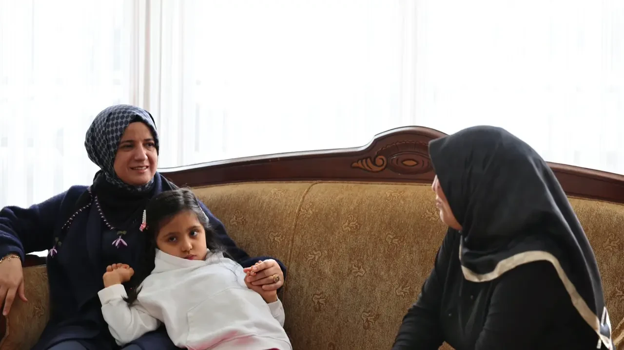 Vali Bakan’dan Depremzede Aileye Ziyaret 4