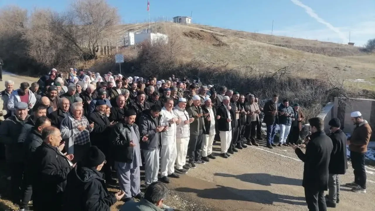 KÖYLÜLER TOPLU HALDE UMREYE GİTTİ 2