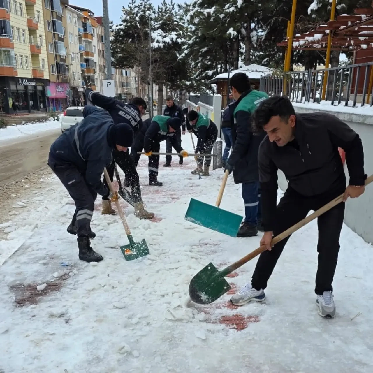 Pazar Yerleri ve Okul Önlerinde Kaygan Zemine Geçit Yok 2