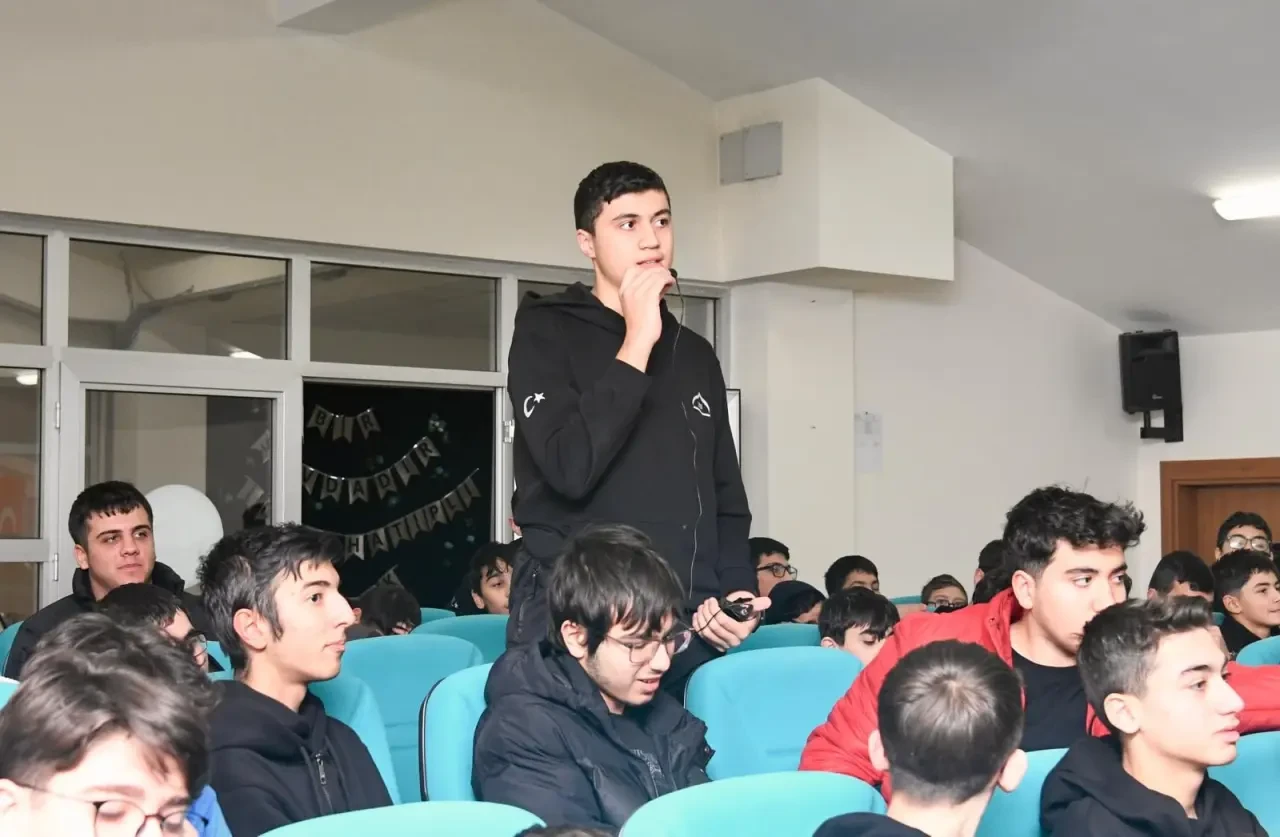 Davulcu, Çorum’da Öğrencilerle Dijital Çağı Konuştu 4