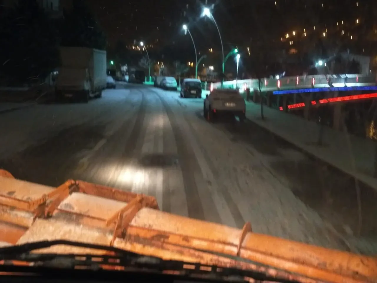 Amasya Belediyesi’nden Gece Boyu Kar Mesaisi 6