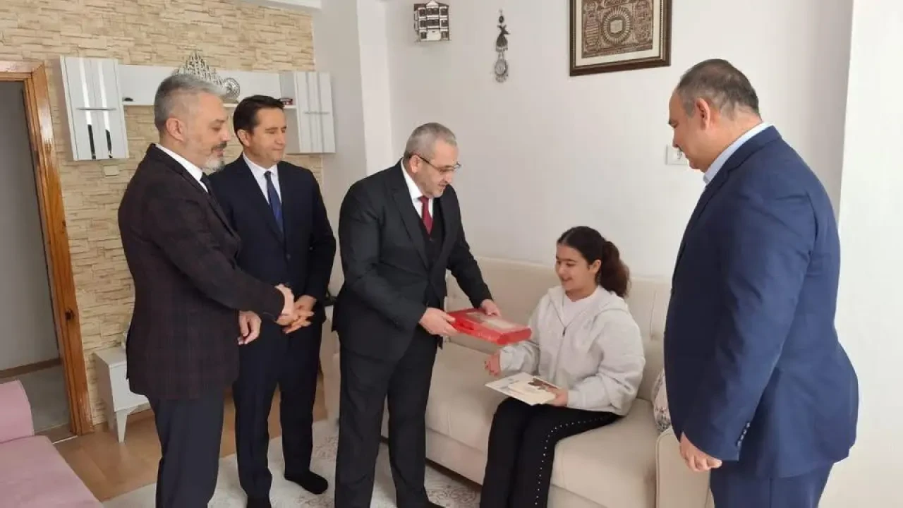 KARNESİNİ MÜDÜR GETİRDİ 1