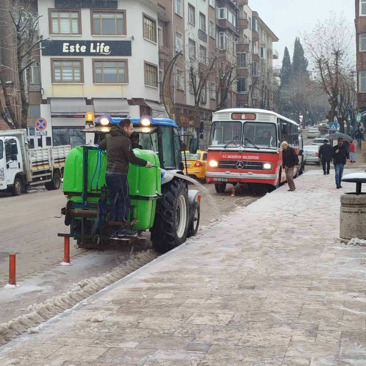 Merzifon Belediye Ekipleri Kar ve Buzla Mücadelede Alarmda 3