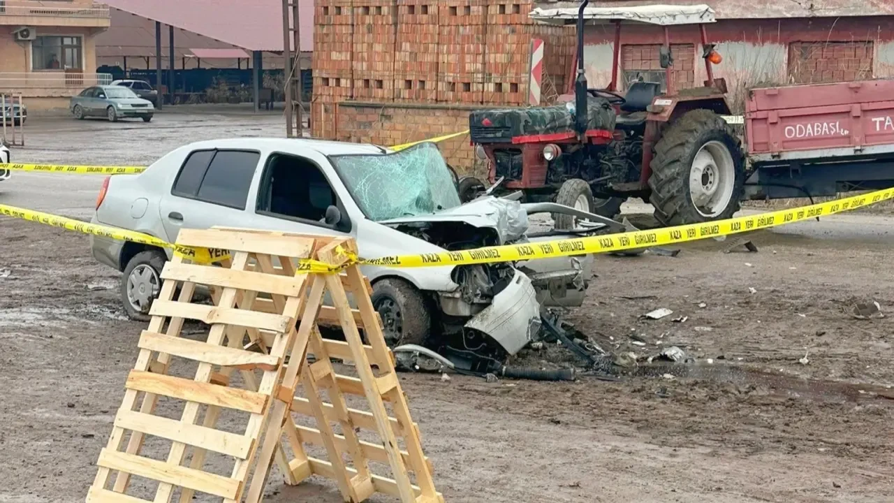 Otomobil ile Traktör Çarpıştı, 1 Ölü 2 Yaralı 2