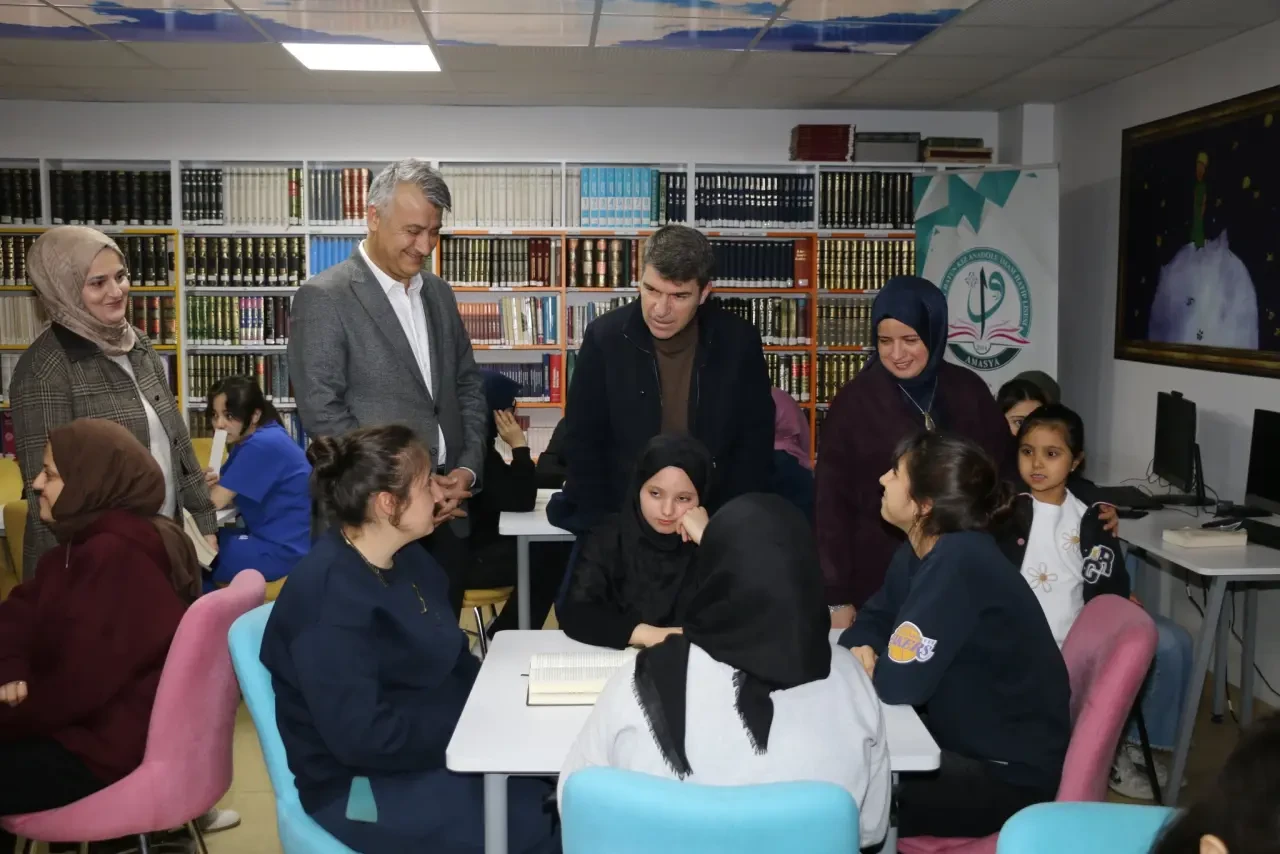 Amasya Valisi Bakan Öğrencilerle Kitap Okudu 2