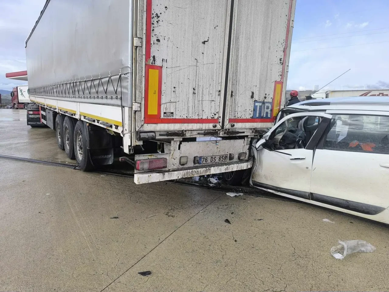Merzifon Yolunda Sıkışmalı Trafik Kazası: 1 Yaralı 3