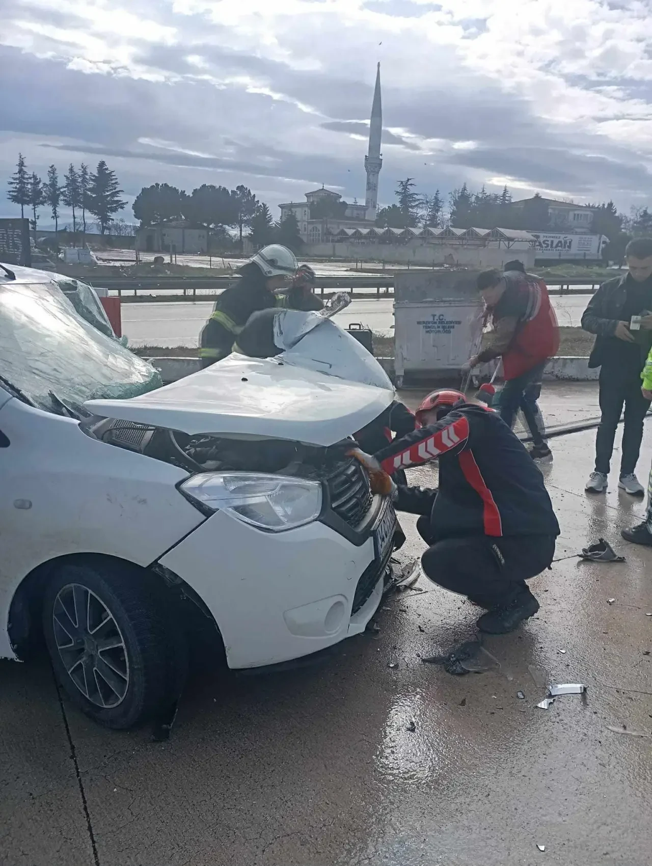 Merzifon Yolunda Sıkışmalı Trafik Kazası: 1 Yaralı 4