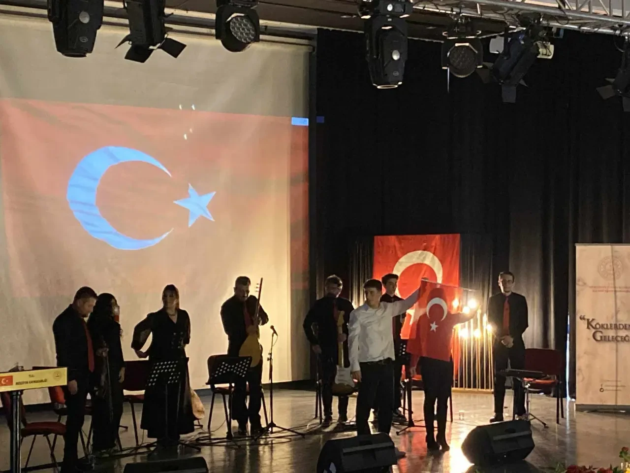 Merzifon’da Vatan ve Bayrak Sevgisi Şiir ve Türkülerle Yankılandı 4