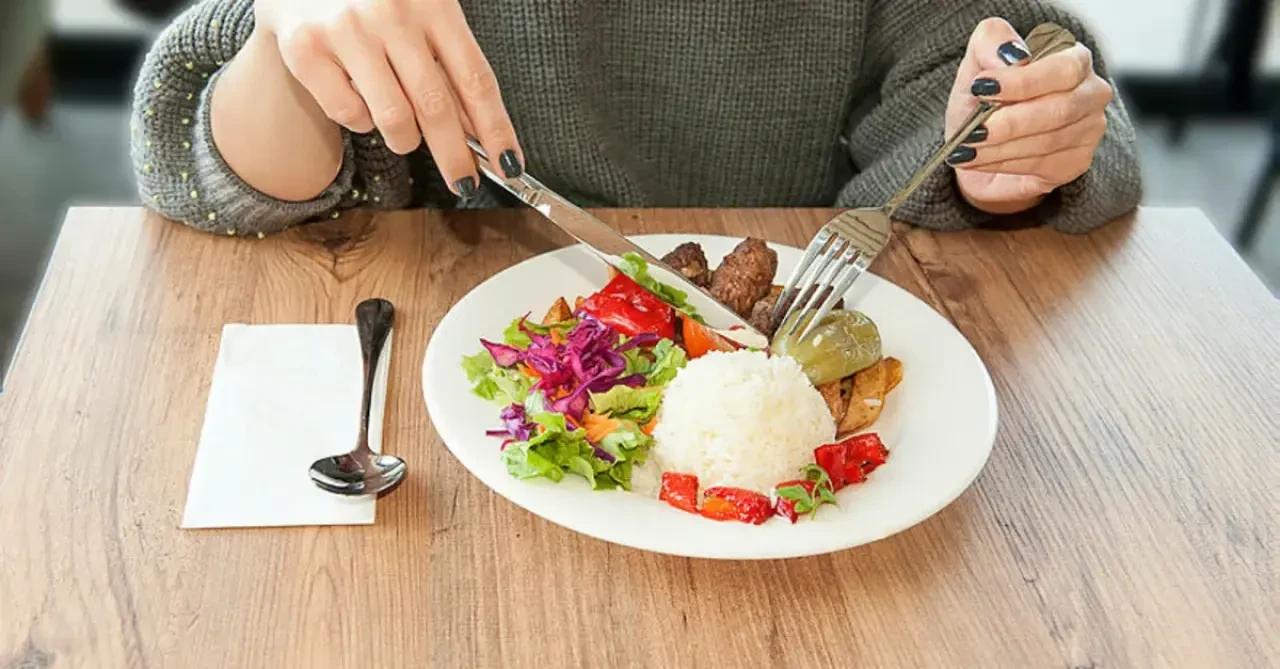 Rüyada Yemek Yemek Ne Anlama Gelir? İşte Diyanet ve İslami Yorumlara Göre Detaylı Tabirler 1