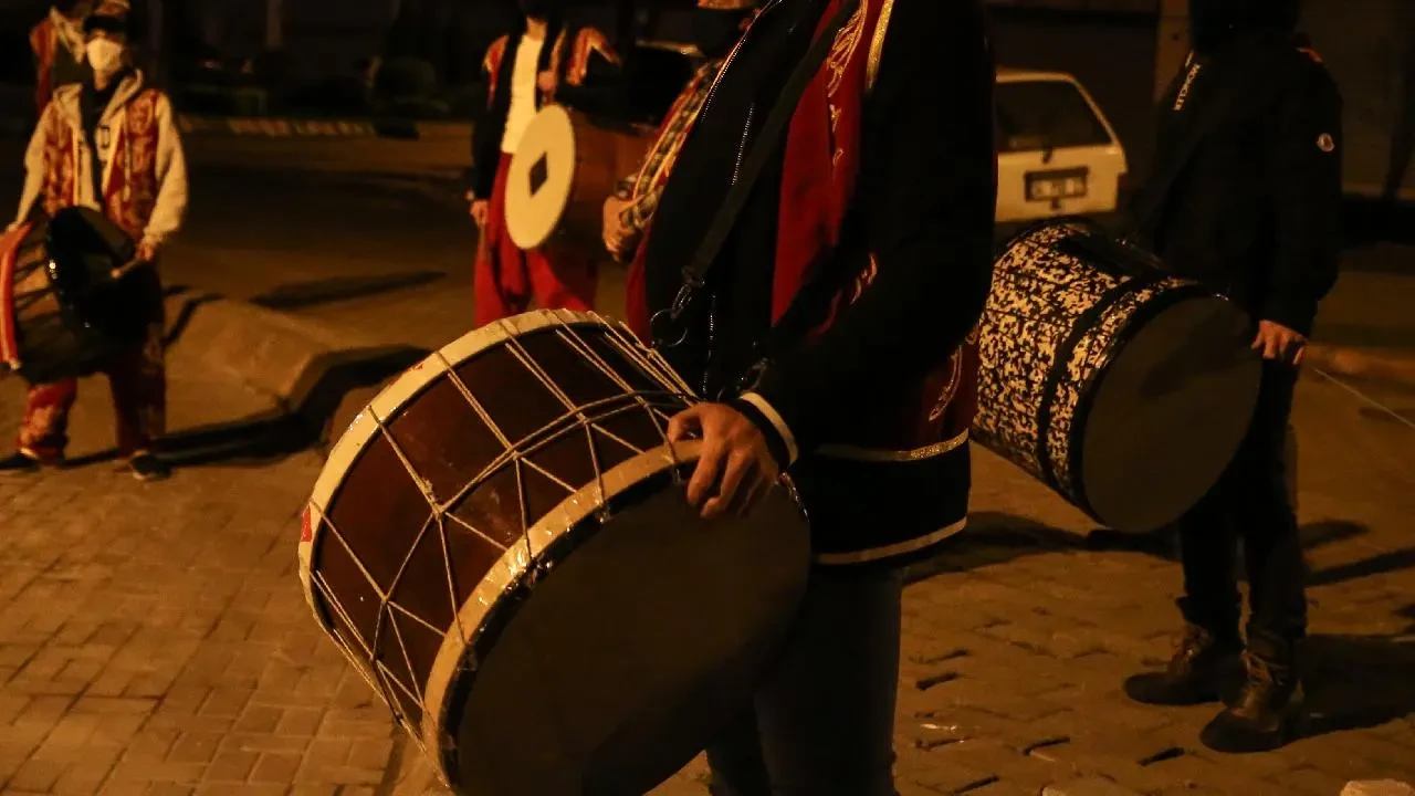 Rüyada Ramazan Davulcusu Görmek Ne Anlama Gelir? Manevi Uyarılar ve Sürpriz Gelişmeler 1