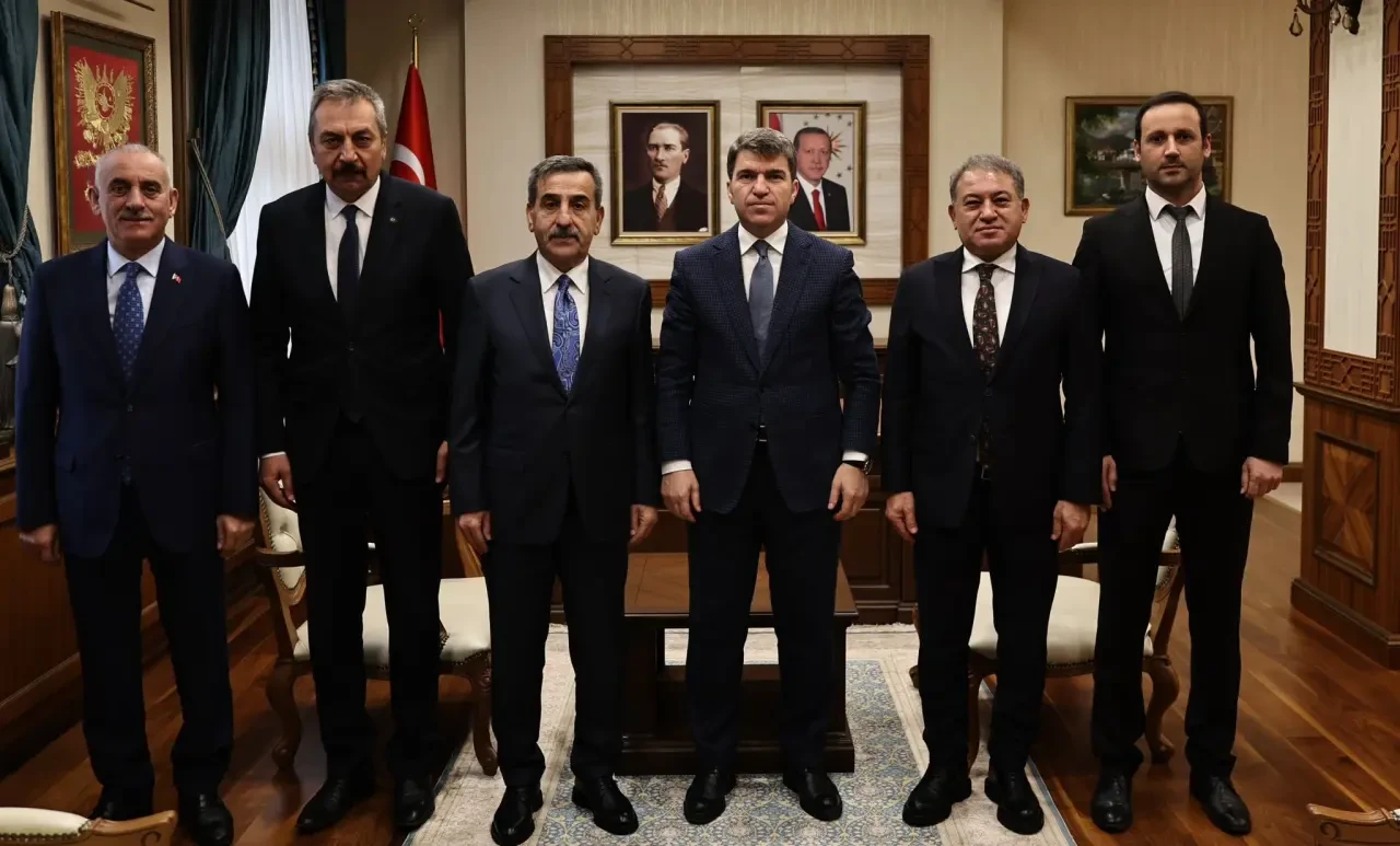 Amasya Valisi Önder Bakan’a Kurum ve Sendika Çıkarması 4