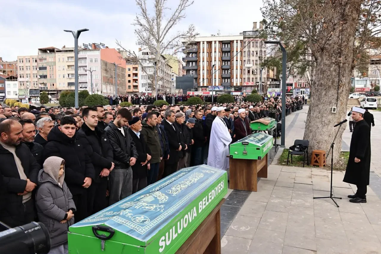 Suluova’da Hayatını Kaybeden İşçiler Son Yolculuklarına Uğurlandı 3