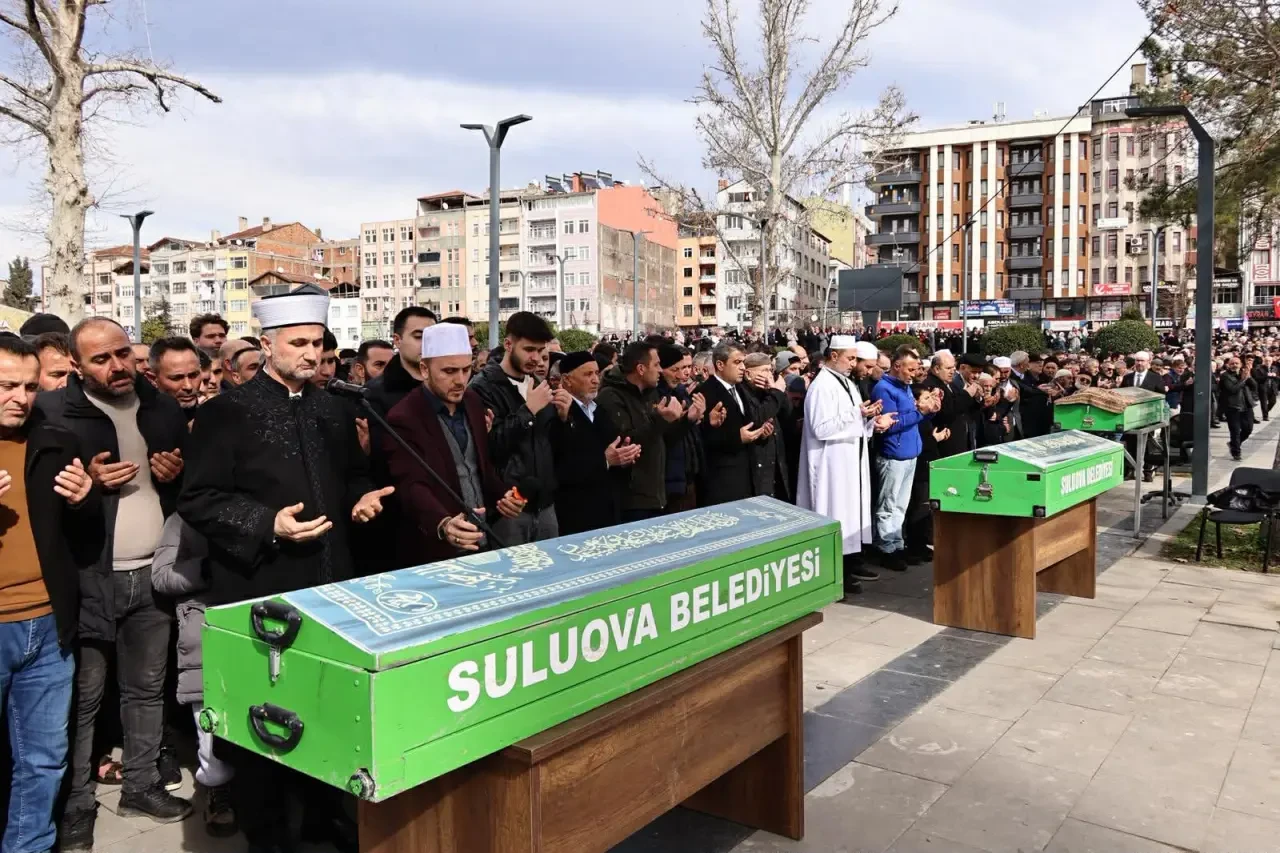 Suluova’da Hayatını Kaybeden İşçiler Son Yolculuklarına Uğurlandı 2