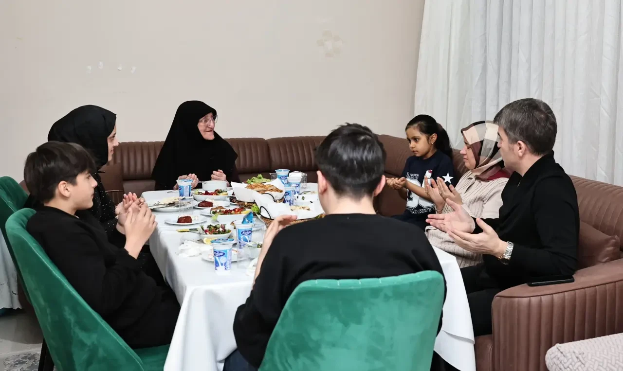 Amasya Valisi ve Eşi Ümmühan Teyzenin Sofrasında 2