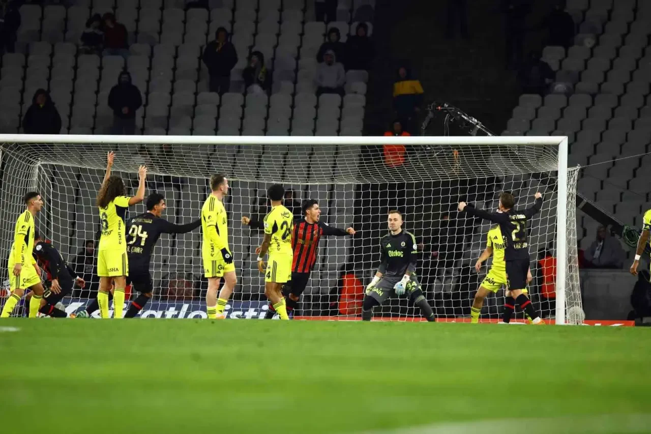 Fenerbahçe'ye Zirve Yarışında Büyük Darbe! 2