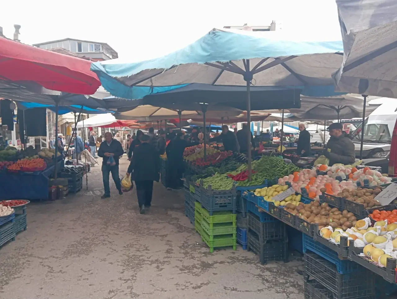 Merzifon Pazarı Baharla Hareketlendi: Tezgâhlar Doldu, Fiyatlar Cep Yaktı 2