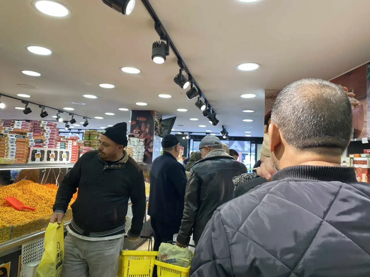 Merzifon'da Bayram Öncesi Çerez Kuyruğu! 1