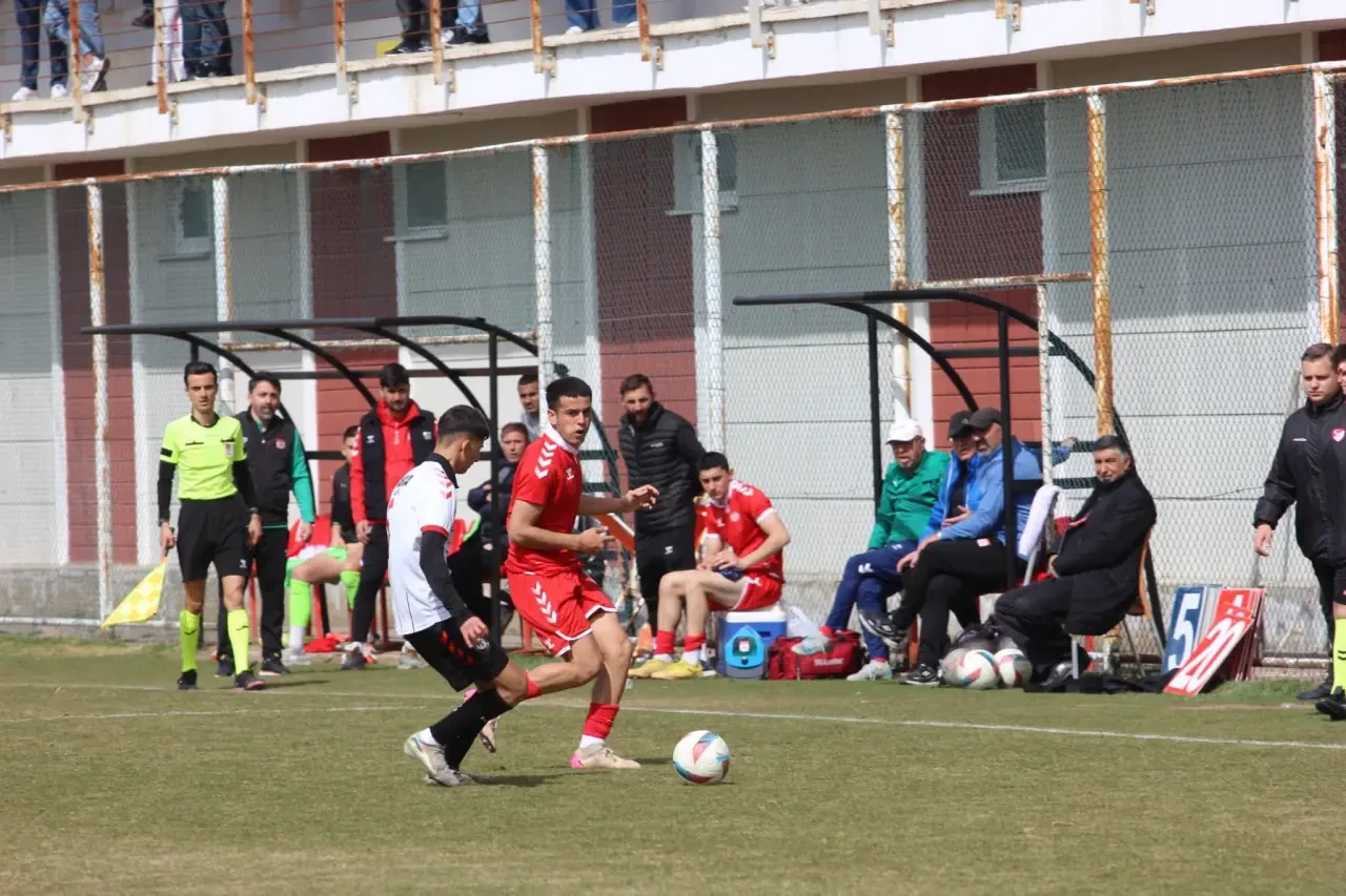 ARCA ÇORUM FK GENÇLERİ 9 KİŞİYLE TARİH YAZDI 3