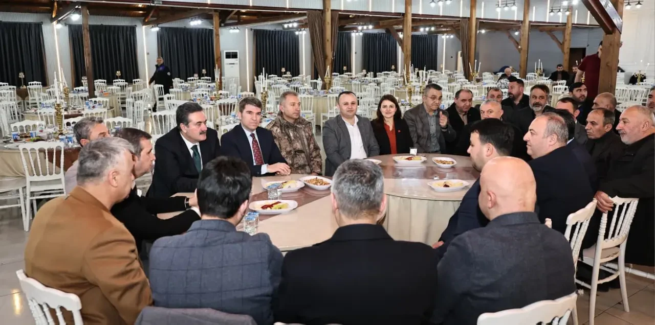 Amasya Valisi Önder Bakan Muhtar ve Esnafla Aynı Sofrada 4