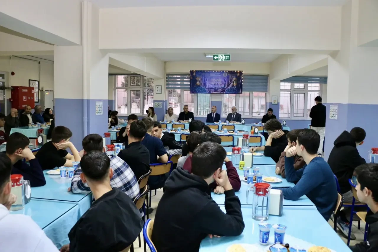 Müdür Katipoğlu Öğrencilerle Aynı Sofrada Buluştu! 1