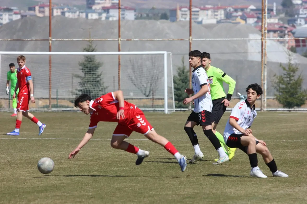 ARCA ÇORUM FK GENÇLERİ 9 KİŞİYLE TARİH YAZDI 2