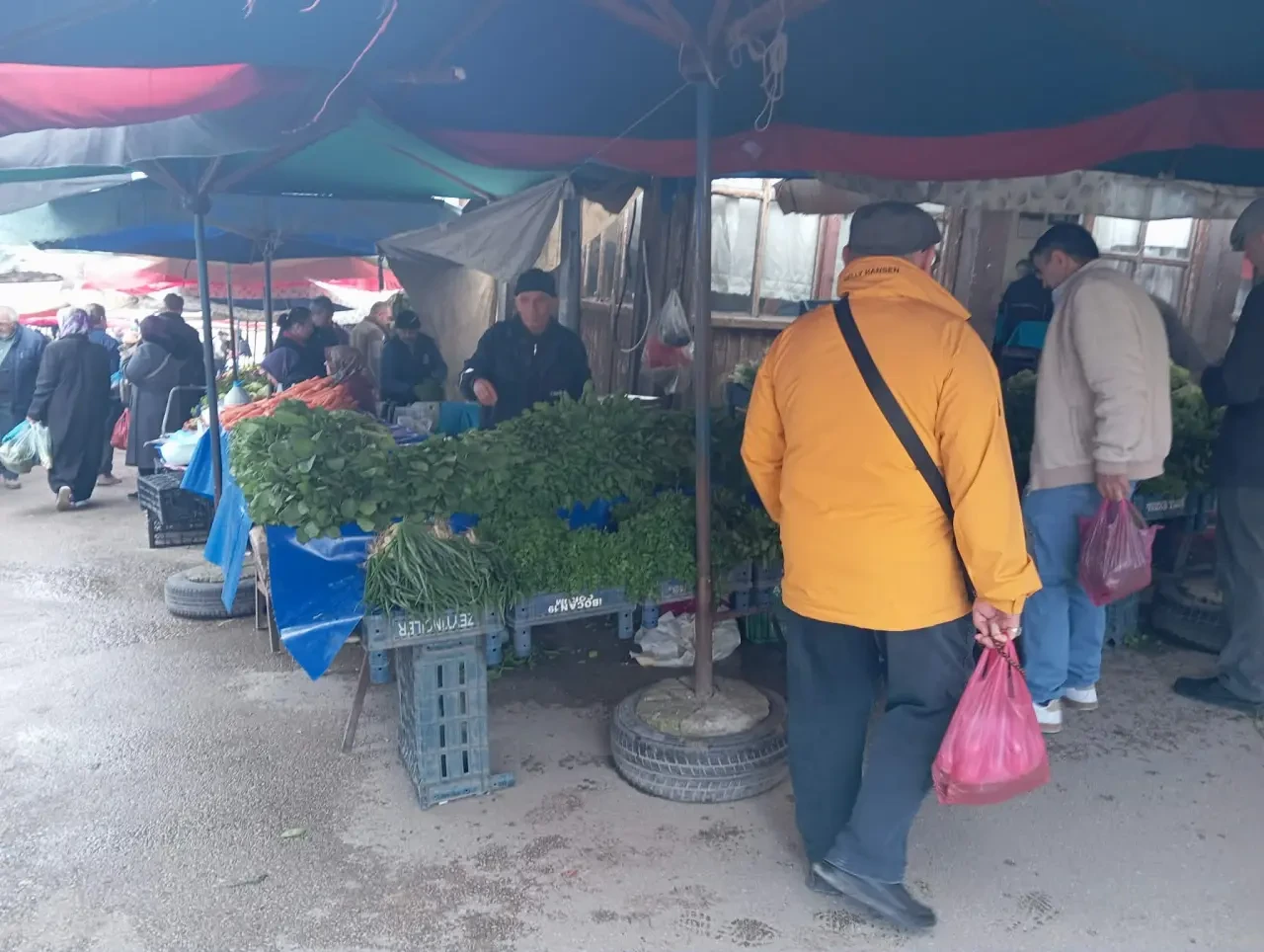 Merzifon Pazarı Baharla Hareketlendi: Tezgâhlar Doldu, Fiyatlar Cep Yaktı 3