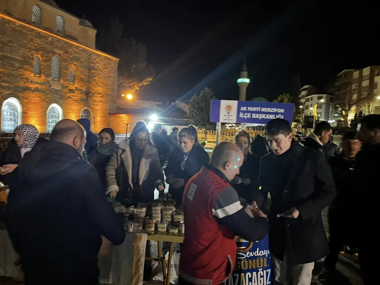 Ak Gençlikten Kadir Gecesi’nde İkram 4