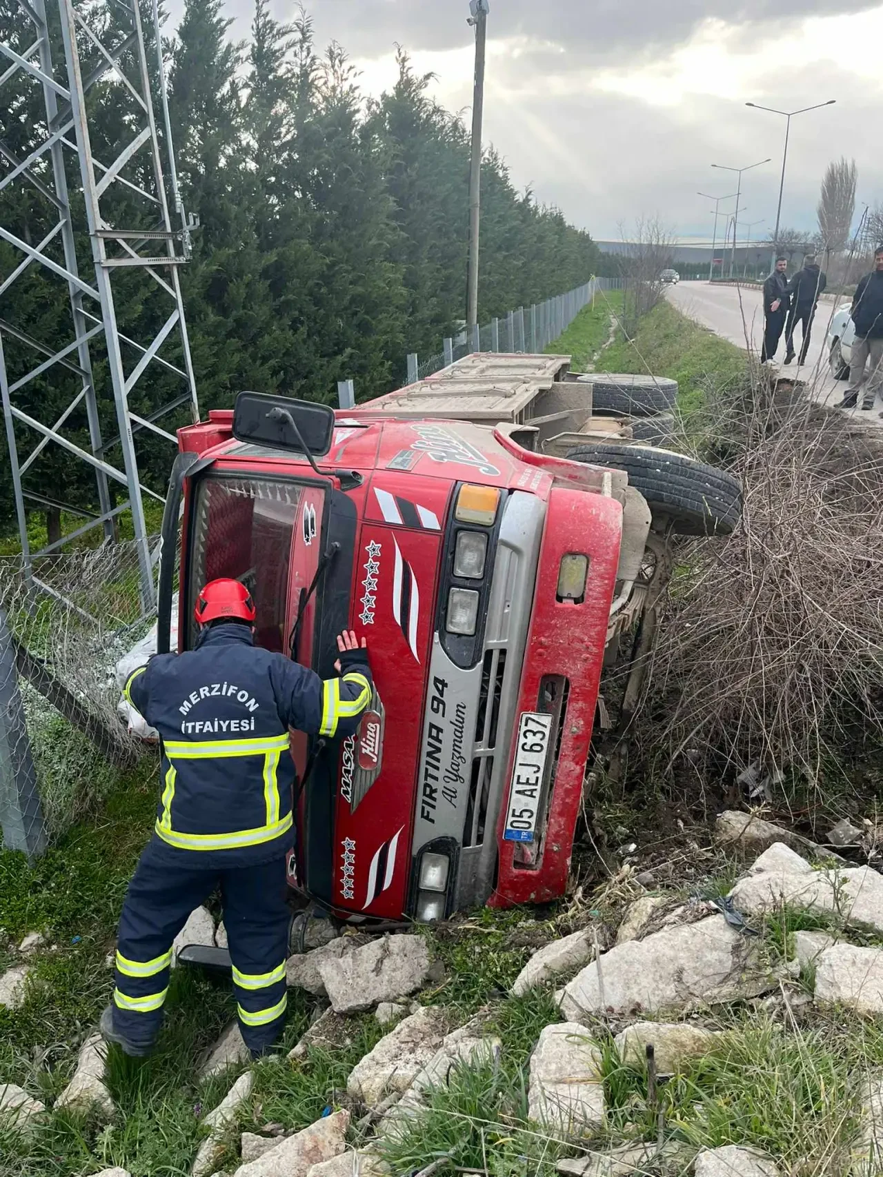 Merzifon'da Trafik Kazası: Kamyonet Devrildi 3
