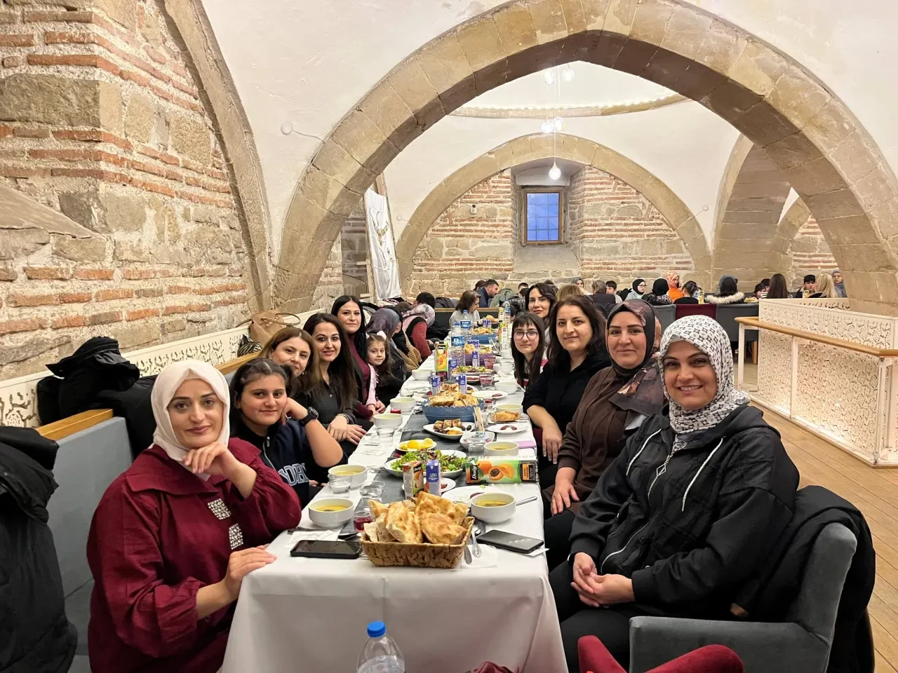 AK Kadınlar Ailelerle İftarda Buluştu 4