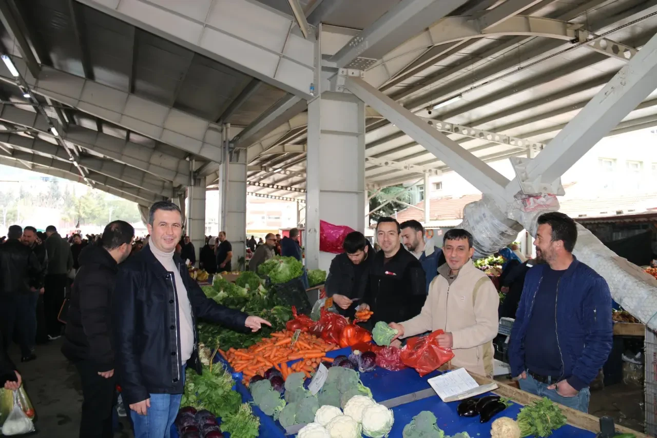 Başkan Uzun Nabız Tuttu! Semt Pazarında Sıcak Sohbet 3