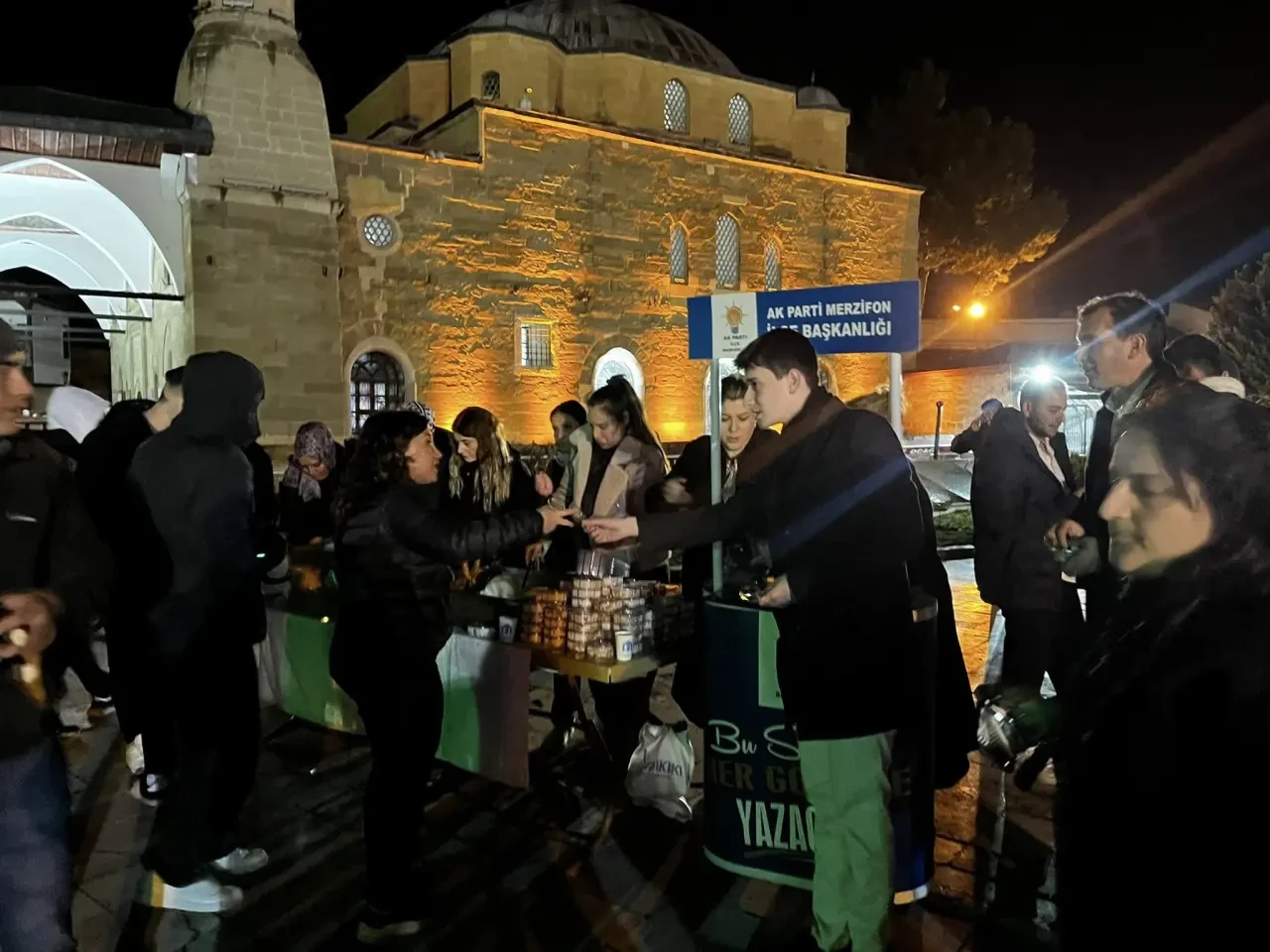 Ak Gençlikten Kadir Gecesi’nde İkram 3