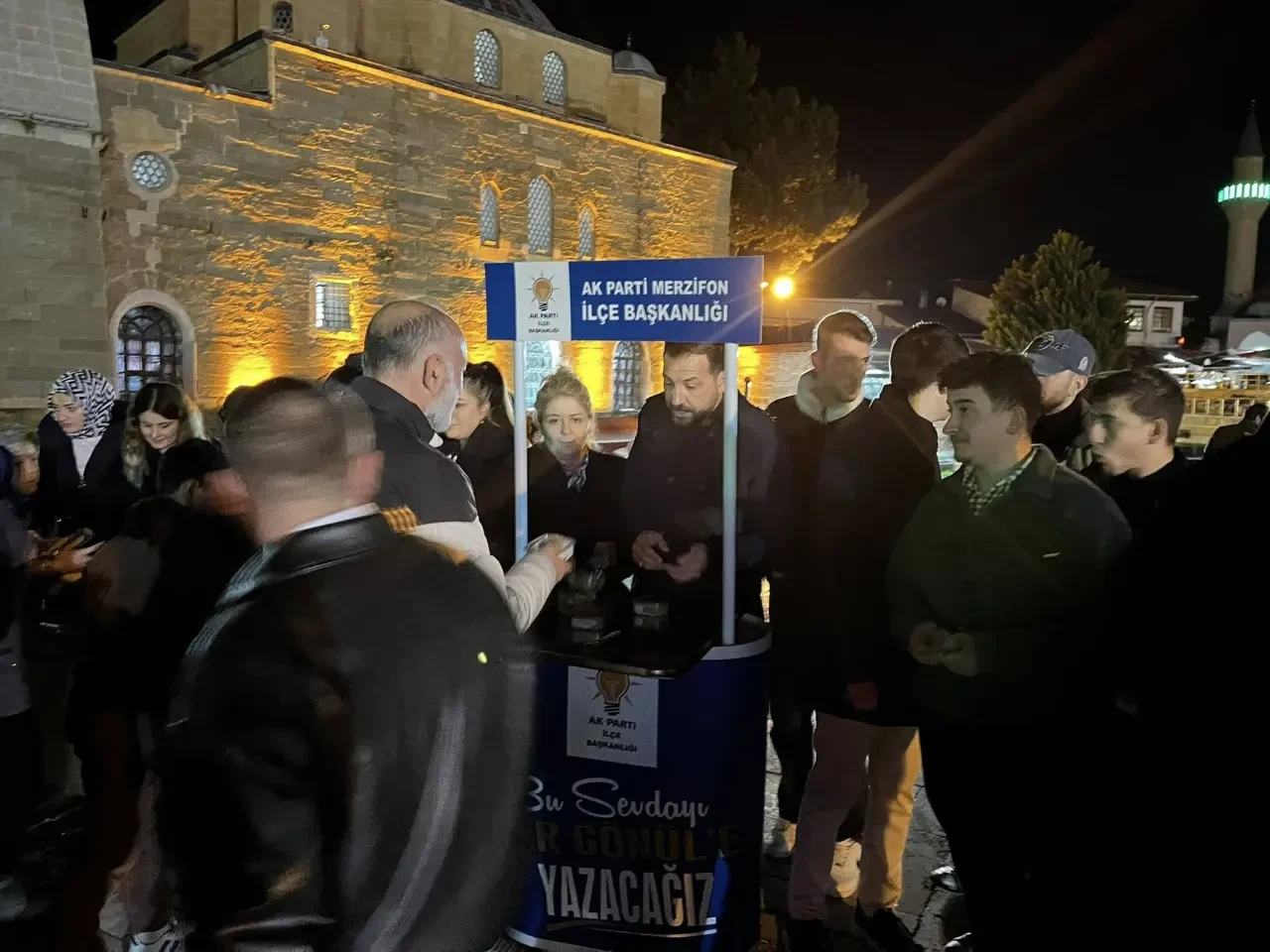 Ak Gençlikten Kadir Gecesi’nde İkram 5