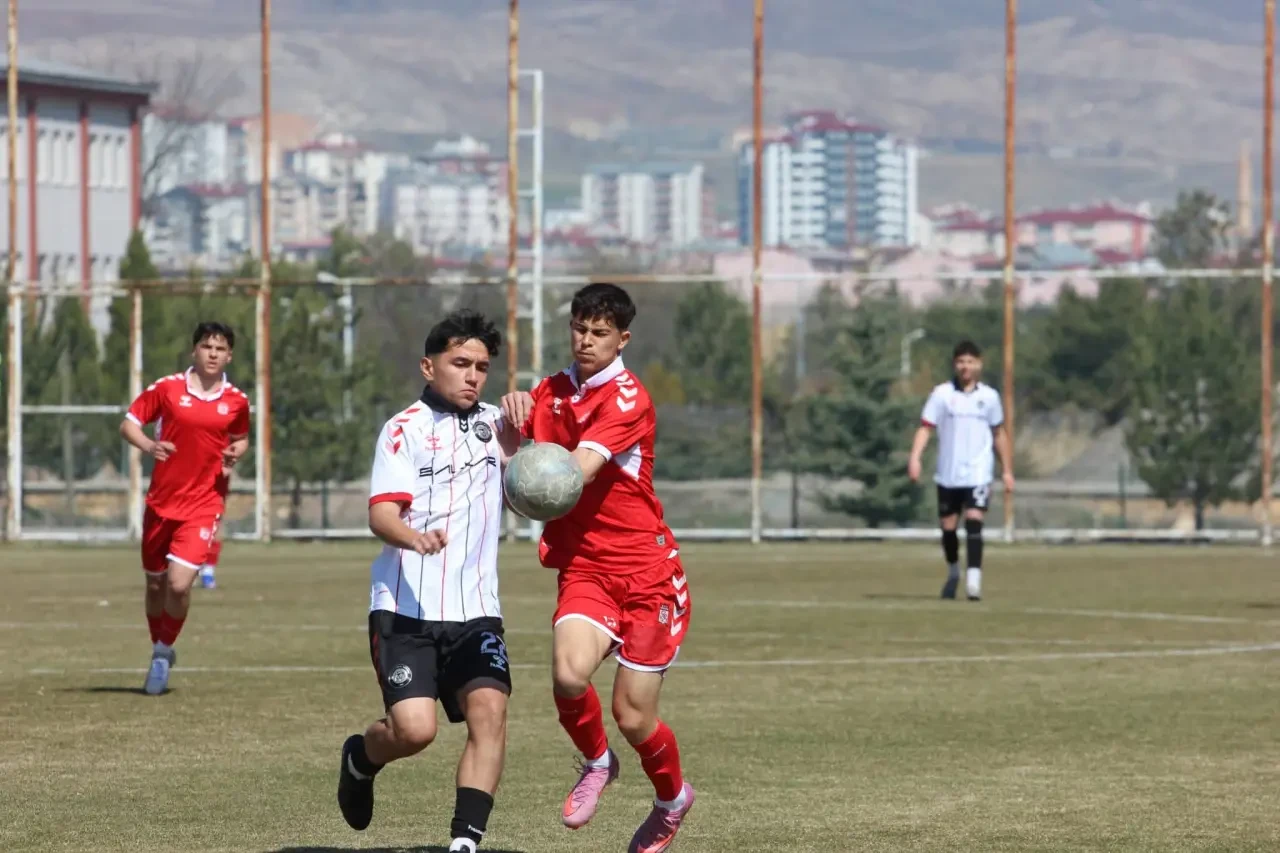 ARCA ÇORUM FK GENÇLERİ 9 KİŞİYLE TARİH YAZDI 1