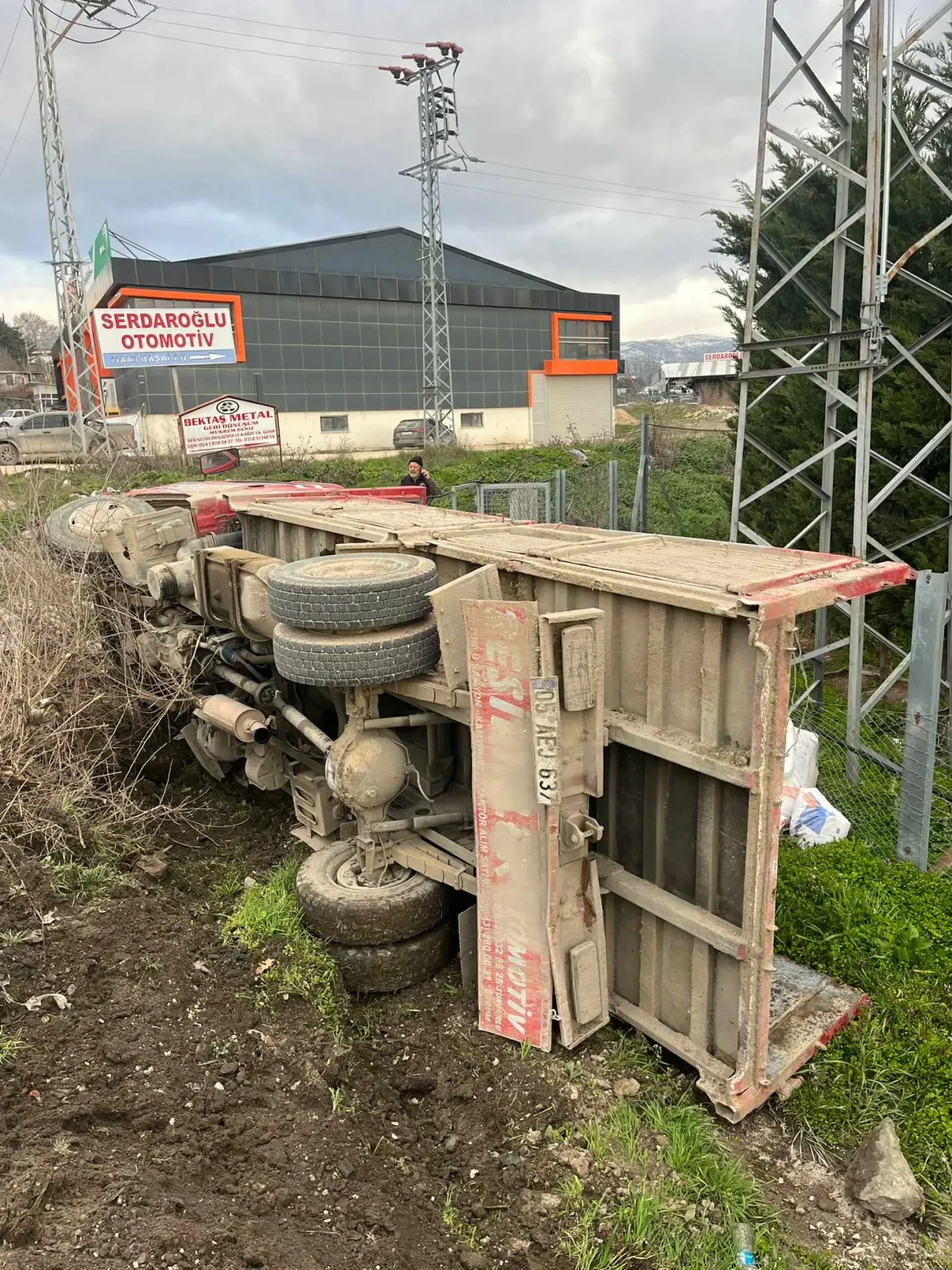 Merzifon'da Trafik Kazası: Kamyonet Devrildi 1