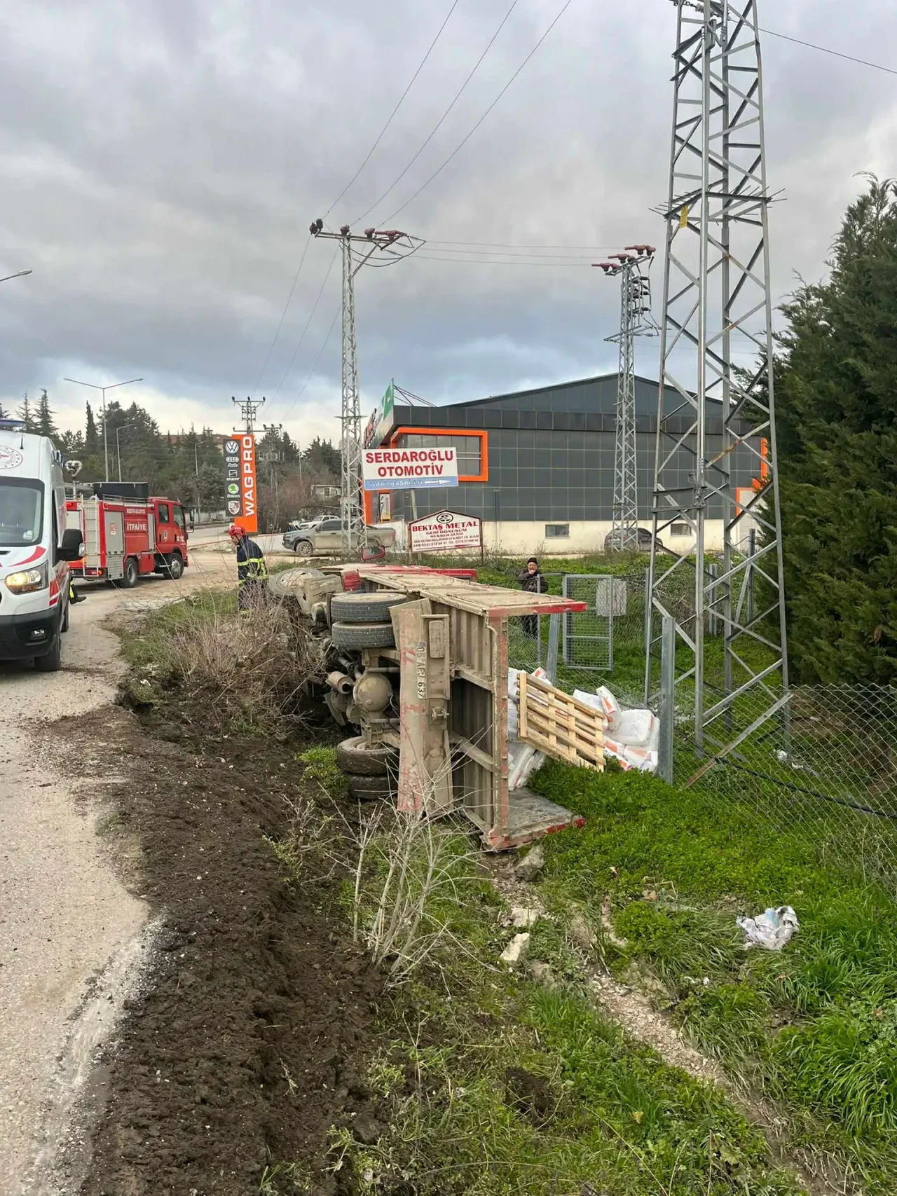 Merzifon'da Trafik Kazası: Kamyonet Devrildi 2