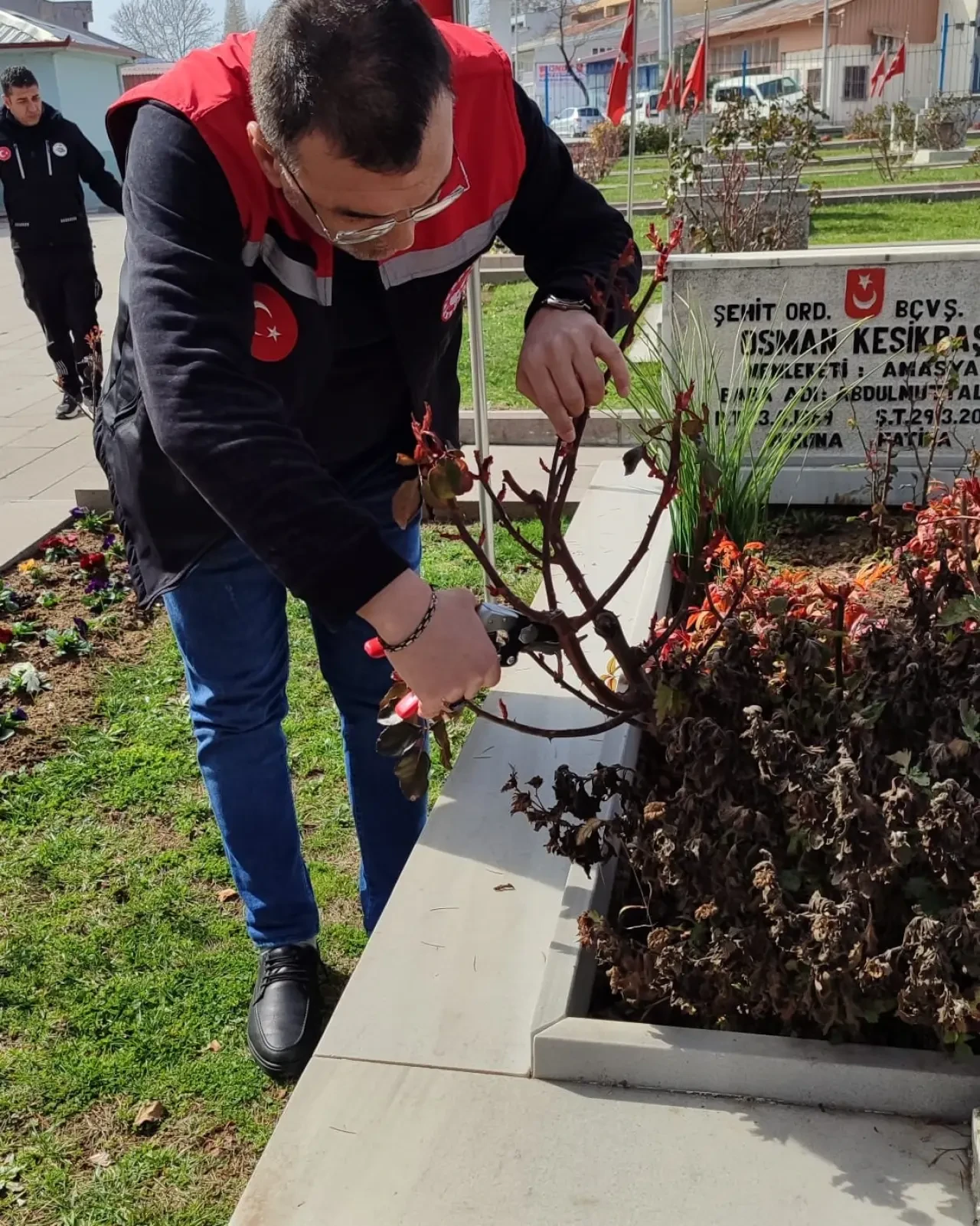 Merzifon Şehitliğine Bakım Yapıldı 2