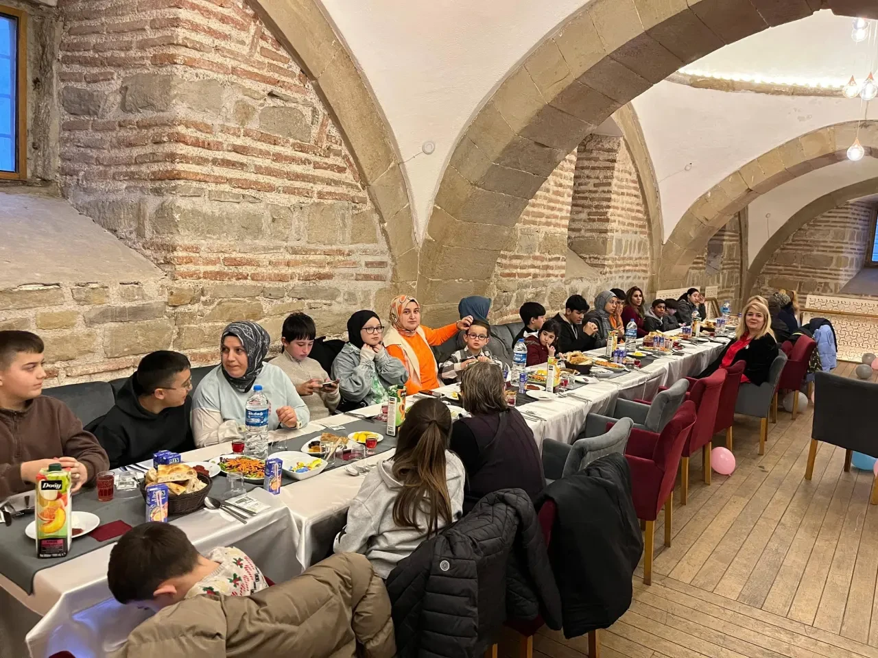 AK Kadınlar Ailelerle İftarda Buluştu 2