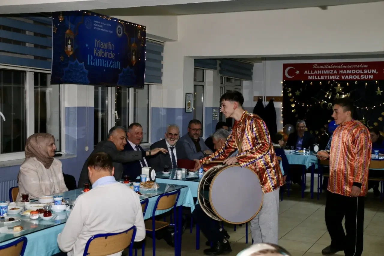 Müdür Katipoğlu Öğrencilerle Aynı Sofrada Buluştu! 2