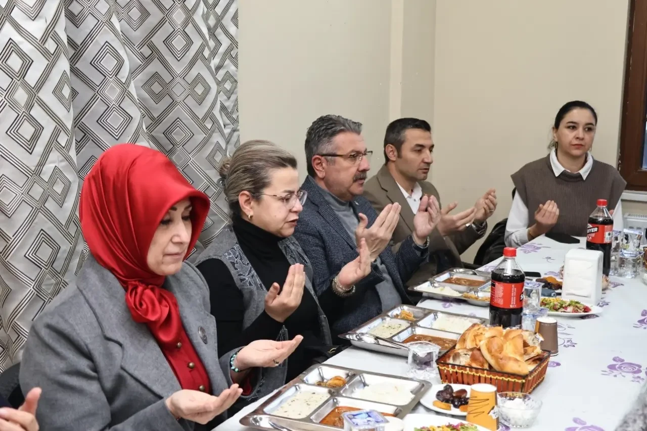 Başkan Çerkezlerle İftarda 1